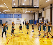 Un entraînement de basket des poussins