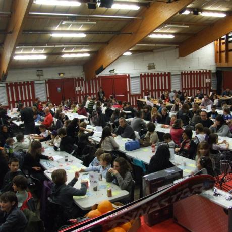 Parents et enfants réunis à l'occasion du loto organisé par le Sou des écoles