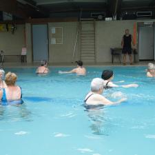 Séance d'aquagym senior