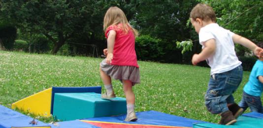 Enfants sur parcours d'obstacles