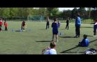 les enfants sont sur un terrain de foot